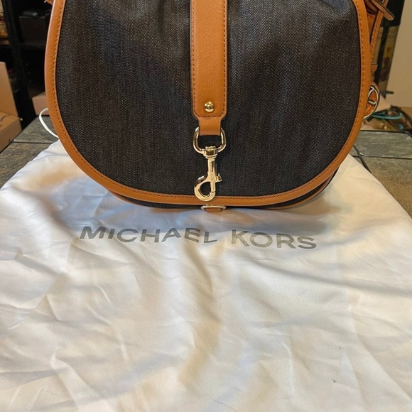 Michael Kors saddle bag - Picture 3 of 11